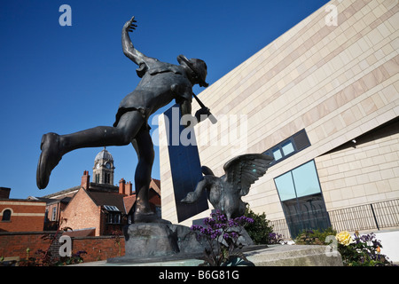 Il ragazzo e oca statua che si trova nella parte anteriore del Centro Quad, Derby, Derbyshire, England, Regno Unito Foto Stock