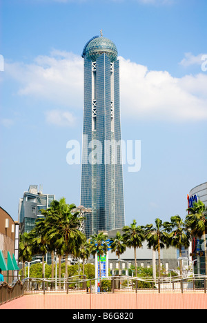 Yume Kaikyo Tower, parte del Kaikyo Messe Shimonoseki complessa, Shimonoseki, Giappone. La torre è il più alto del Giappone occidentale. Foto Stock