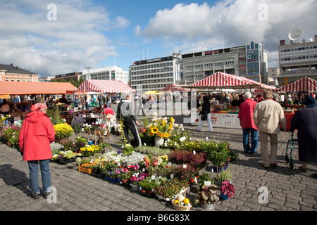 I titolari di stallo e di persone a Kuopio City Central mercato Kauppatori ( ) , Finlandia Foto Stock