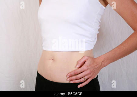 Primo piano della gravidanza stomaco womans bump a 12 settimane 3 mesi di gestazione tre di una serie di dieci time lapse immagini di gravidanza Foto Stock