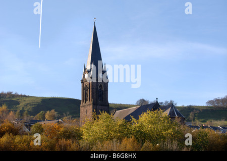 Un getto di vapore di piani di percorso oltre la CHIESA DI CRISTO IN EBBW VALE South Wales UK Foto Stock