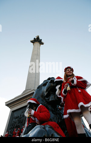 Santacon 2006. Babbo Natale a Trafalgar Square a Londra. Centinaia di burloni vestiti da Babbo Natale prendere in consegna le strade di Londra Foto Stock