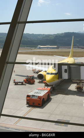 In aeroporto un piano il rifornimento adottate dal terminale Foto Stock