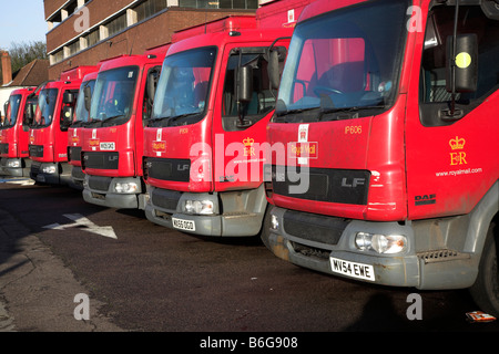 Royal Mail delivery camion parcheggiato in una riga Foto Stock