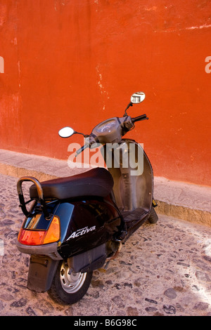 Scooter su strada di ciottoli in San Miguel De Allende Messico Foto Stock