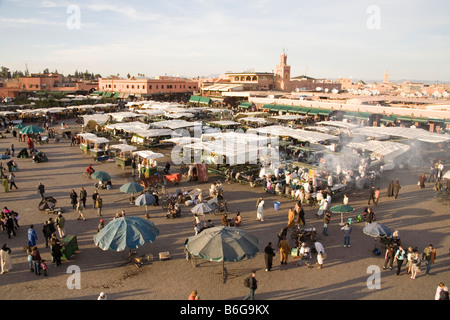 Marrakech marocco Nord Africa dicembre guardando verso il basso sulla piazza Jemaa el Fna come i clienti a scegliere il loro cibo in stallo come il sole tramonta Foto Stock