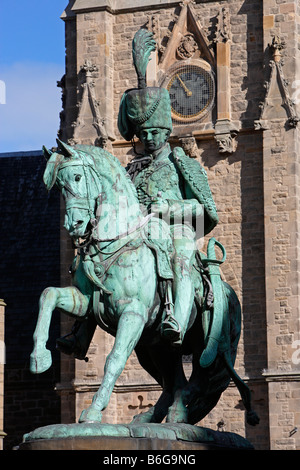 Durham Market Place statua del terzo Marchese di Londonderry 1861 Marchese a cavallo in grand ussaro Durhamshire uniforme Foto Stock