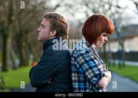 Giovane uomo e donna avente un argomento in piedi di schiena non parla a ciascun altro Foto Stock