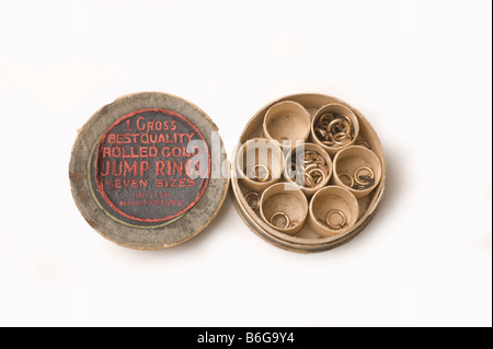 Jewellers salta anelli in una vecchia scatola Foto Stock