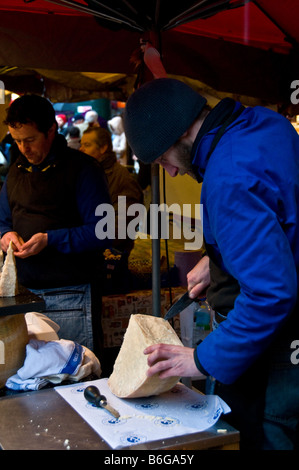 Formaggio parmigiano venditore al Mercato di Borough di Londra. Foto Stock