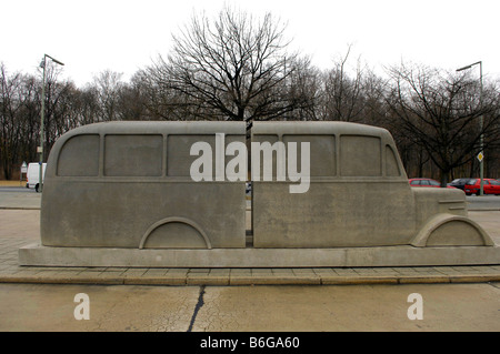 Grigio cemento bus scultura memoriale per le vittime del Nazis' eutanasia programma Berlino Germania deutschland Foto Stock