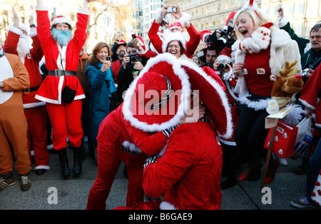 Santacon 2006. Babbo Natale a Trafalgar Square a Londra. Centinaia di burloni vestiti da Babbo Natale prendere in consegna le strade di Londra Foto Stock