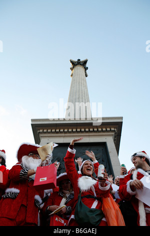 Santacon 2006. Babbo Natale a Trafalgar Square a Londra. Centinaia di burloni vestiti da Babbo Natale prendere in consegna le strade di Londra Foto Stock