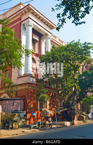 Marciapiede abitatori si accamparono al di fuori di un grande edificio a nord di Calcutta, in India Foto Stock