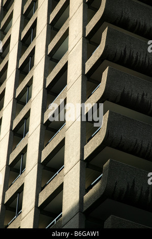 Close-up dettagli architettonici di di di di di alto-aumento torri residenziali a Barbican Station Wagon Foto Stock