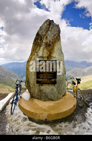 Parco nazionale del Mercantour, vetta del col de la Bonette, Alpes Maritimes, Francia - la strada più alta d'Europa con biciclette Foto Stock