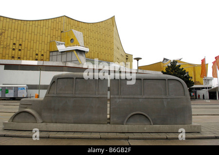 Grigio cemento bus scultura memoriale per le vittime del Nazis' eutanasia programma Berlino Germania deutschland Foto Stock