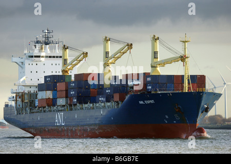 Enorme tutto lo scafo grande nave cargo nave portacontainer uscire Europoort port harbour Rotterdam Netheralnds acqua di mare frontale con orizzonte di riferimento Foto Stock
