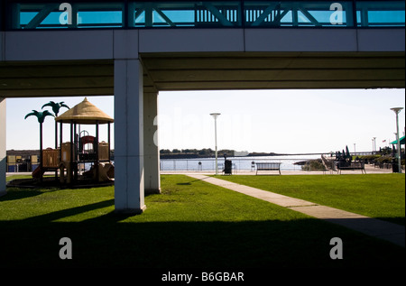 Un vuoto di parco giochi e area patio al Cape May-Lewes traghetto area docking. Foto Stock