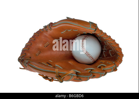 Pelle guanto da baseball e la sfera isolata su uno sfondo bianco Foto Stock