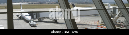 In aeroporto un piano il rifornimento adottate dal terminale Foto Stock