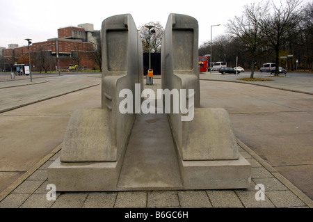 Grigio cemento bus scultura memoriale per le vittime del Nazis' eutanasia programma Berlino Germania deutschland Foto Stock