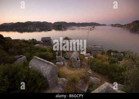 Vista panoramica di Kekova, Kalekoy, Lycian Necropol, costa meridionale della Turchia Foto Stock