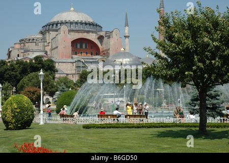 Fontana vicino Museo di Santa Sofia Hagia. Istanbul , Turchia Foto Stock