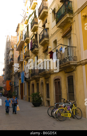 Scena di strada nel quartiere della Barceloneta di Barcellona Spagna Europa Foto Stock