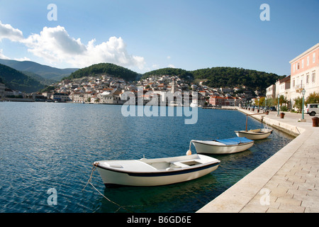 Piccola barca da pesca nel porto di Pucisca sull'isola di Brac in Croazia Foto Stock