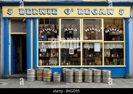 Vuoto barili di birra al di fuori di un pub irlandese Foto Stock