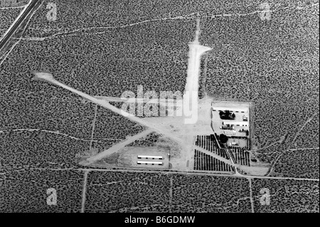 Vista aerea sopra agricoli privati sporco striscia Airport Central Valley in California Foto Stock