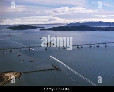 Vista aerea suddetta riunione ferries la baia di San Francisco Foto Stock
