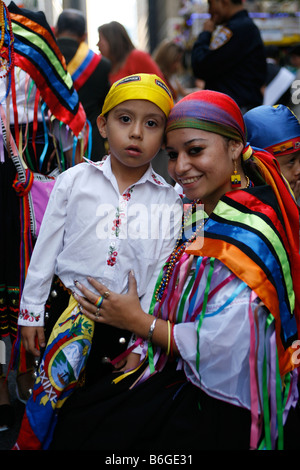 2008 giornata ispanica Parata sulla 5th Ave NYC persone in rappresentanza Il paese dell'Ecuador Foto Stock