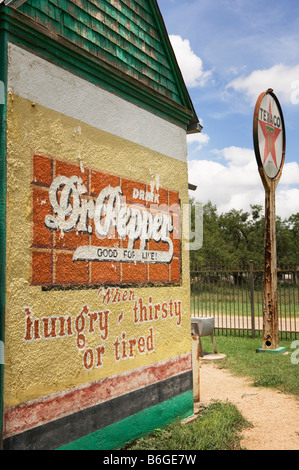 Vecchio Dr Pepper pubblicità pittura murale a Buffalo Gap Historical Museum. Foto Stock