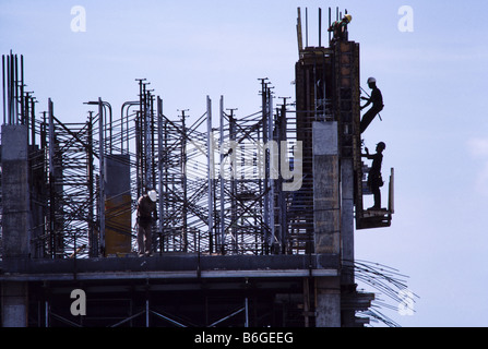 Un alto edificio in costruzione, lavoratori, la colata di cemento, formando le forme concrete, Miami. Foto Stock