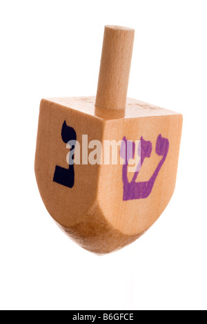 Hanukkah dreidel isolato su bianco Foto Stock