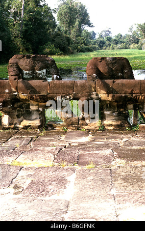 Naga statue sulla vittoria Gate - ingresso sud per la rovina della città di Angkor Thom. Angkor, Cambogia Foto Stock