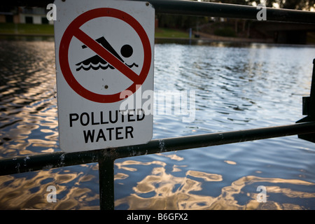 Un segnale di avvertimento che vieta il nuoto a causa di acqua inquinata, Fiume Torrens, Adelaide, South Australia, Australia Foto Stock