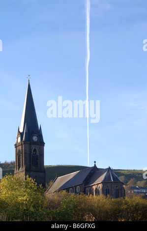 Un getto di vapore di piani di percorso oltre la CHIESA DI CRISTO IN EBBW VALE South Wales UK Foto Stock