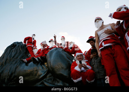 Santacon 2006. Babbo Natale a Trafalgar Square a Londra. Centinaia di burloni vestiti da Babbo Natale prendere in consegna le strade di Londra Foto Stock