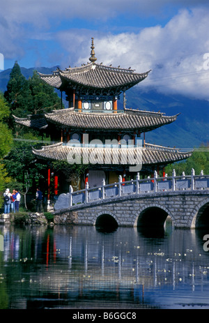 Cinque Phoenix Pavilion al Drago Nero parco piscina Lijiang nella provincia dello Yunnan in Cina Asia Foto Stock