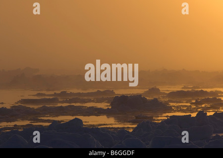 Seascape di ghiacci galleggianti attraverso un filo interrotto Chukchi Sea Foto Stock