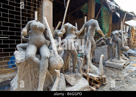 I lavori in corso in materia di figure di divinità, per cui la zona di Kumortuli è famosa Foto Stock