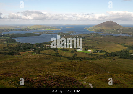 Parco Nazionale del Connemara vista montagna tully ballynakill porto dalla cima della montagna di diamante galway Irlanda occidentale atlantico Foto Stock