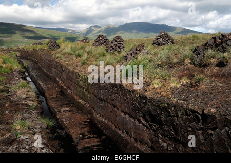 Connemara Turf pila pila tumulo di heap pronto a prendere disegnare portare a casa in un bog connemara galway Irlanda occidentale Foto Stock