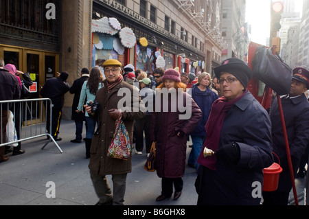 Esercito della salvezza campanelli per esterno Sak s Fifth Avenue a New York il 29 novembre 2008 Richard B Levine Foto Stock