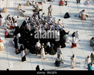 Un gruppo di adoratori seduto e pregando davanti la Kaba all'interno di Masjid al Haram Makkah Arabia Saudita Foto Stock