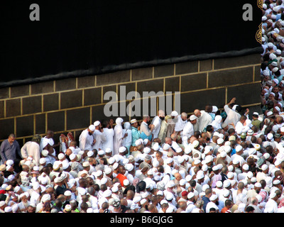 Pellegrini che si allineano contro il muro della Kaba cercando di si arriva all'angolo dove la pietra nera dal paradiso Makkah Arabia Saudita durante Hajj 2007 Foto Stock