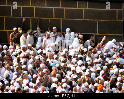 Pellegrini che si allineano contro il muro della Kaba cercando di si arriva all'angolo dove la pietra nera dal paradiso Makkah Arabia Saudita durante Hajj 2007 Foto Stock